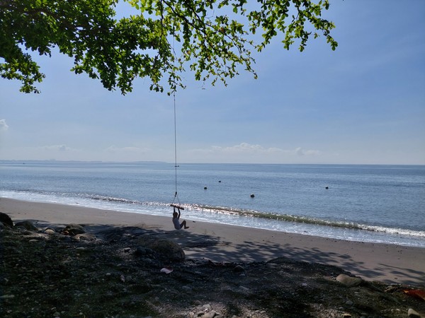 사진= 팬다믹으로 한산한 다바오 해변에서 홀로 그네를 타는 아이 - @뉴스코리아 이재숭 특파원