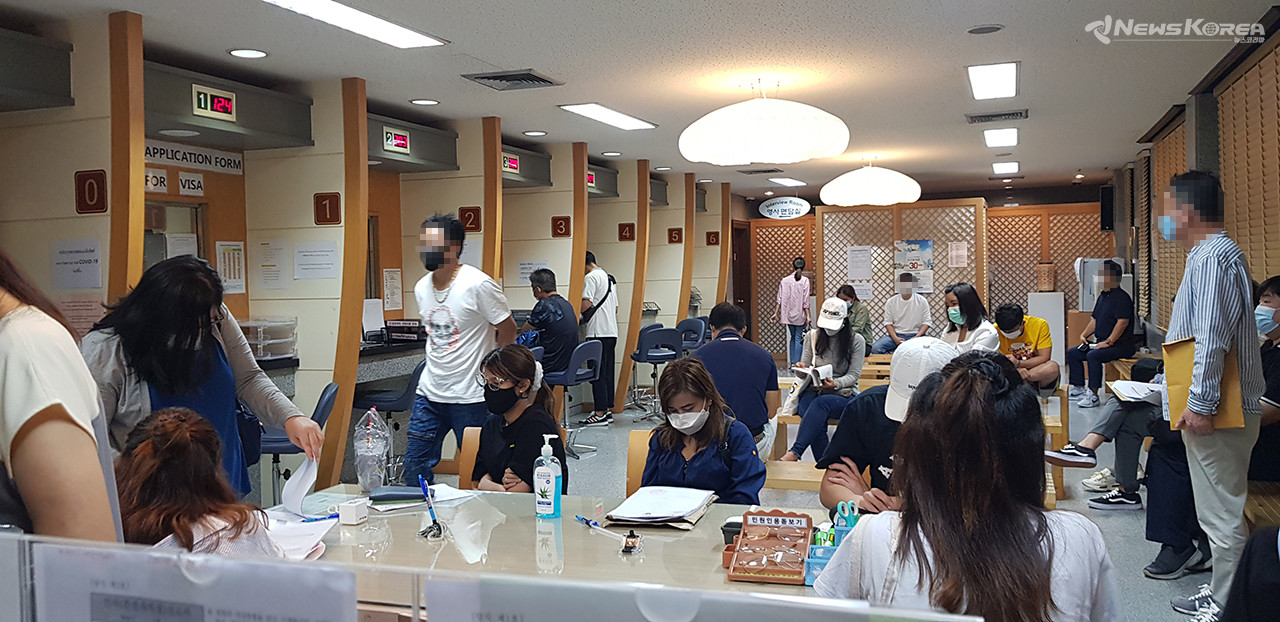 주 태국 대사관 영사과에 코로나19 속에서도 많은 민원인이 민원 업무를 위해 방문해 있는 모습이다. @뉴스코리아 김대민 특파원