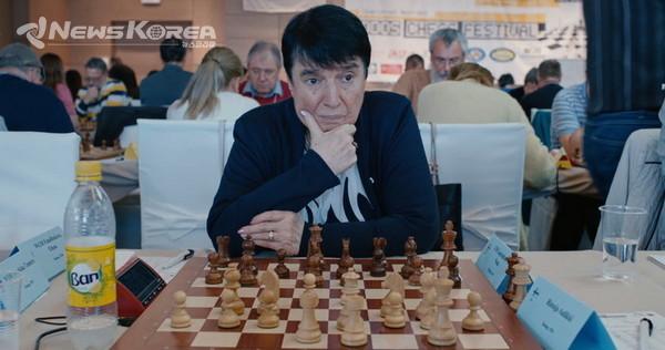 'Glory to the Queen'에서 1962~1975 년 사이에 다섯 번의 여자 세계 체스 선수권 대회에서 우승 한 Nona Gaprindashvili. 사진 제공 : 동남 유럽 영화제 주최자 @뉴스코리아 박철호 특파원