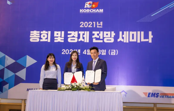 베트남EMS대표로 참석한 부국장 Ms. Dang Hai Ngoc 과 하노이 코참 회장 김한용님. 사진출처: VNECONOMY 