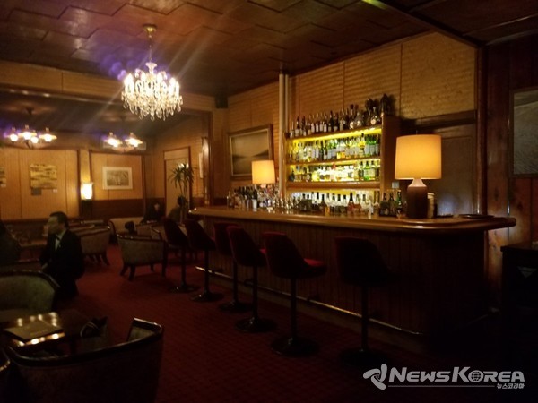 만페이 호텔 1층의 바 전경 @뉴스코리아 김양현 특파원