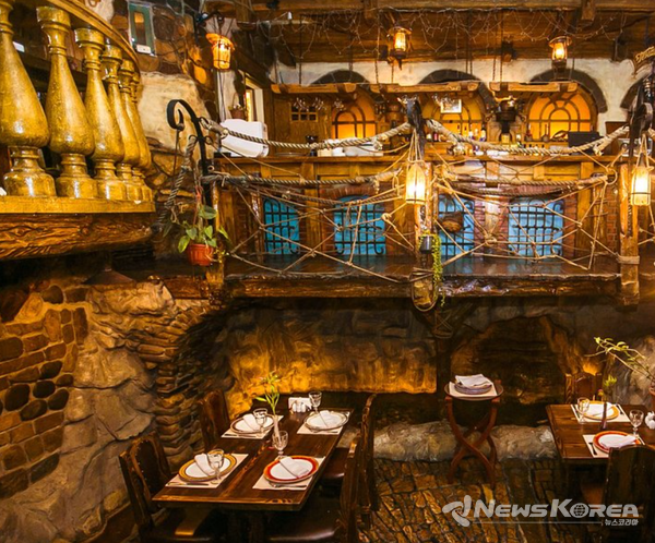 레스토랑 게나추월레(Genatsvale 조지아어로 이쁜,사랑스런 ) 내부 @ 뉴스 코리아 박 철호 특파원