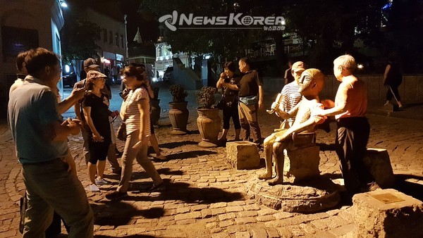 트빌리시에 위치한 타마다 상에서 타마다 설명을 들으며 사진을 촬영하는 한국인 여행객들 @뉴스코리아 박철호 특파원