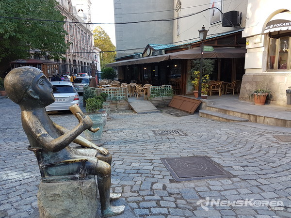 트빌리시 올드 타운에 만들어진 뿔잔을 들고 있는 타마다 동상 @뉴스코리아 박철호 특파원