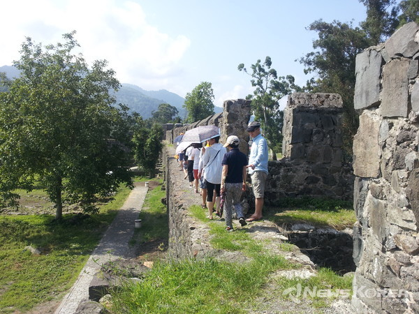 고니오 요새 안에는 1세기 건립된 로마식 황토 상 하수도관과 로마 병사들 목욕탕이 있으며 예수님의 13번째 제자 였던 마티아의 무덤이 있다고 한다 @ 뉴스 코리아 박 철호 특파원