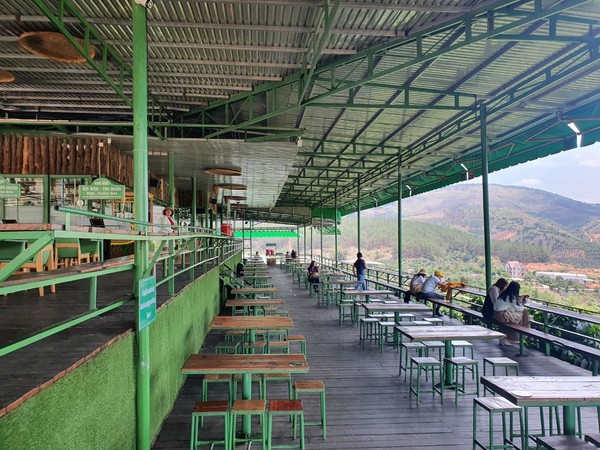 규모가 크고 전망좋은 까페의 모습 @뉴스코리아 이웅연 특파원 