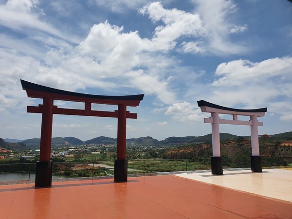 푸른 하늘아래 우뚝 솟은 하늘문 @뉴스코리아 이웅연 특파원 