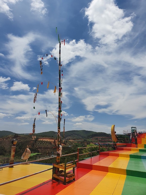 형형색색의 천국 계단과 인디언의 풍향계가 자연과 잘 조화를 이룬다. @뉴스코리아 이웅연 특파원 