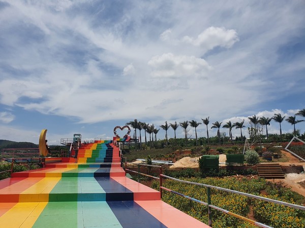 왠지 계속 올라가면 하늘과 다을것만같은 무지개 다리 @뉴스코리아 이웅연 특파원 