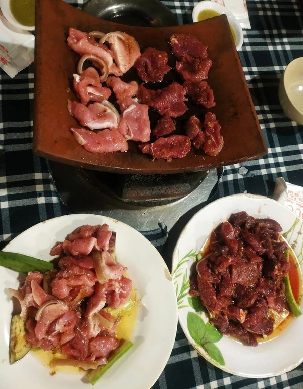 왼쪽 돼지고기와 오른쪽 특산 음식인 말고기가 신선해보인다. @뉴스코리아 이웅연 특파원 