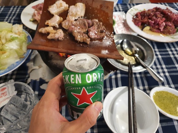 고기가 다 익을무렵 시원한 맥주 한잔은 바이크 여행의 피로를 말끔히 풀어준다. @뉴스코리아 이웅연 특파원 