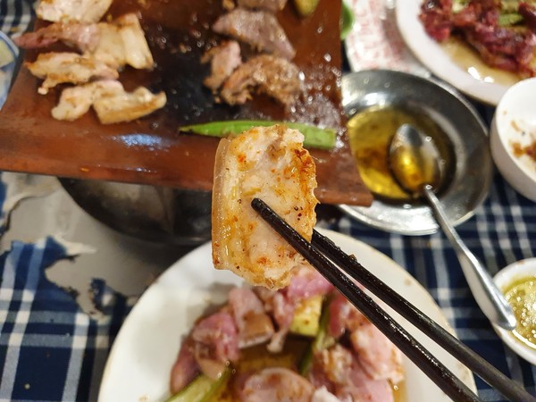 돼지고기는 국적불문, 남녀노소 모두 사랑에 빠질맛이다. 씹을때의 고소함과 쫄깃함은 일반 돼지고기의 10배는 넘는 느낌이다. @뉴스코리아 이웅연 특파원 