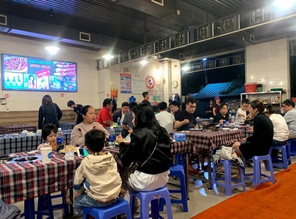 저녁 6시가 넘으면 빈자리가 거의 없을 정도로 사람들로 북적인다. 