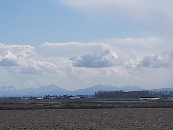 먼산의  눈이 보이는 4월의 북해도. @뉴스코리아 김경전 특파원