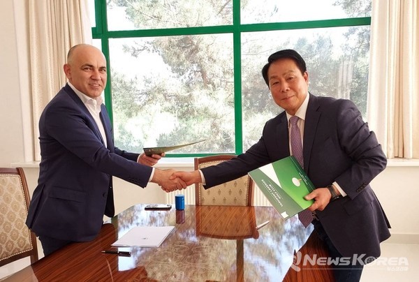 ▲우즈베키스탄 골프협회 딜쇼드 타히로프 회장, 타슈켄트 레이크사이드 골프클럽 박준성 사장 @뉴스코리아 신현권 특파원