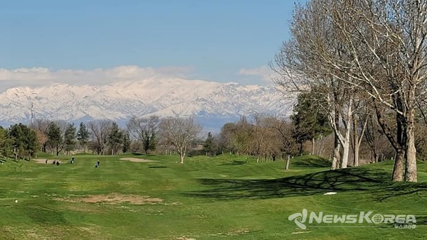 ▲천샨산맥 만년설이 보이는 타슈켄트레이크 사이드 골프클럽 풍경 @뉴스코리아 신현권 특파원