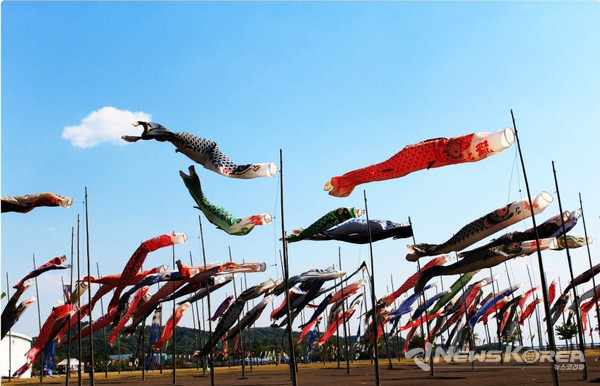 「八王子山公園」(하치오우지야마 공원)의 중앙에서 춤추는 코이노보리. @뉴스코리아 김양현 특파원