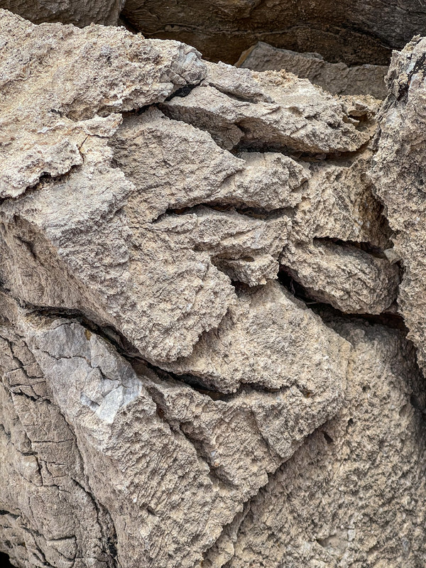 모하비에는 갈라졌다는 느낌보다 찢어졌다는 느낌의 바위들이 많이 있다. @뉴스코리아 문성원 특파원