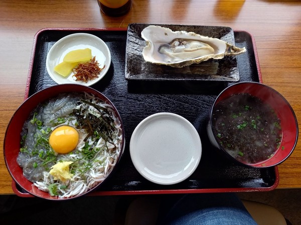 반반 시라스돈 1700엔 에서 미소시루 종류 체인지로 1850엔 @뉴스코리아 김경전 특파원