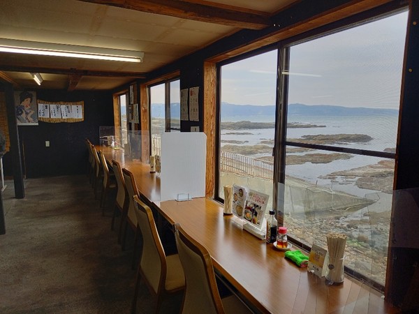 식당내부는 코로나 대비로 칸막이가 설치되어 있으며, 잡지에 나온 사진과 먹는 방법도 알려 준다, 간장은 고등어 풍미 간장 @뉴스코리아 김경전 특파원