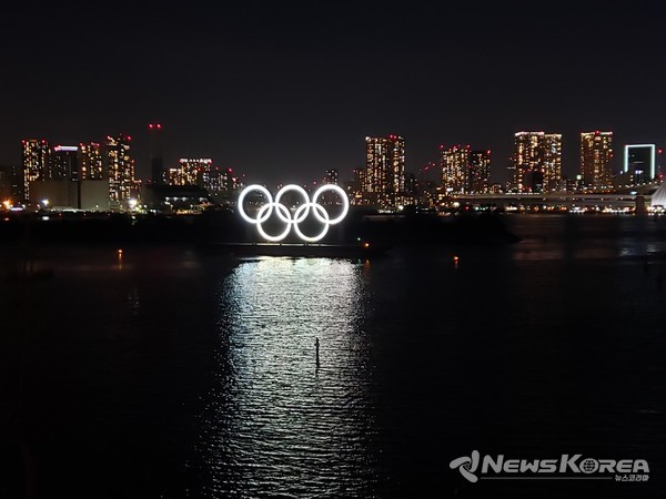 도쿄만 오다이바에 불을 밝히고 있는 올림픽 심벌 @뉴스코리아 김양현 특파원