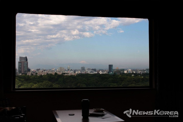 '슈퍼 룸 서비스'를 출시한 뉴오타니 호텔 룸에서 저 멀리 후지산을 조망할 수 있다 .@뉴스코리아 김양현 특파원