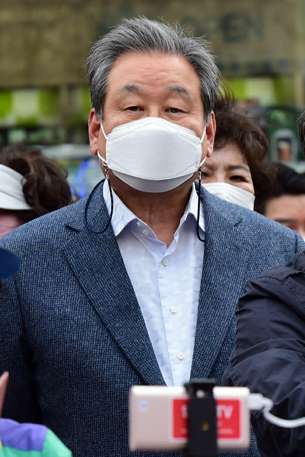 김무성 새누리당(현 국민의힘) 전 대표가 1일 서울 노원구 경춘선숲길에서 열린 오세훈 국민의힘 서울시장 후보의 유세를 시민들과 함께 지켜보고 있다. 2021.04.01 @뉴스코리아 김은영 기자