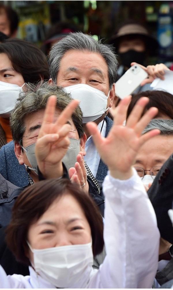 김무성 새누리당(현 국민의힘) 전 대표가 1일 서울 노원구 경춘선숲길에서 열린 오세훈 국민의힘 서울시장 후보의 유세를 시민들과 함께 지켜보고 있다. 2021.04.01 @뉴스코리아 김은영 기자