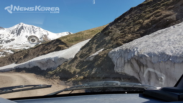 샤틸리들어 가는 길에서 만나는 눈, 6월이 넘어도 눈이 곳곳에 남아 있다. @뉴스코리아 박철호 특파원
