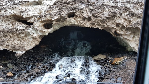 눈 녹은 물이 도로를 훼손 시키는 경우가 많아 늘 운전에 조심해야 한다 @뉴스코리아 박철호 특파원