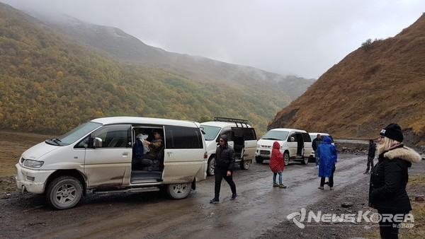10월 중순 대중 교통이 못다니는 시기에는 4륜 구동 미니 버스로 이동한다 @뉴스코리아 박철호 특파원