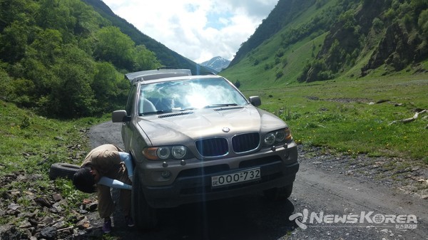 샤틸리 들어 가거나 나올때는 늘 타이어 펑크를 조심해야 한다, 요새를 만드는데 사용했던 돌들이 날카로운 흉기 같이 길에 버려져 있다(타이어 펑크로 타이어를 교체중인 기자) @뉴스코리아 박철호 특파원