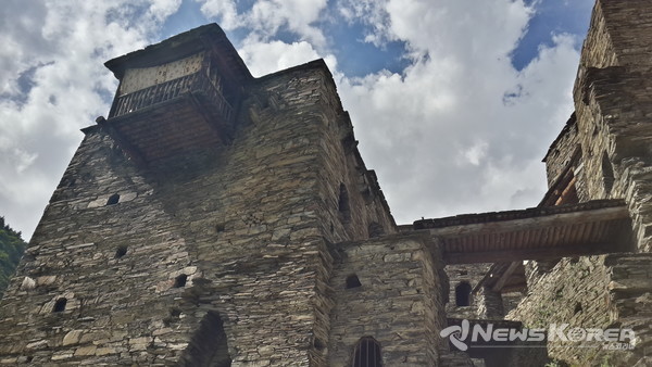 돌 석판으로 하나 하나씩 쌓아 올려 만들어진 샤틸리 요새 @뉴스코리아 박철호 특파원