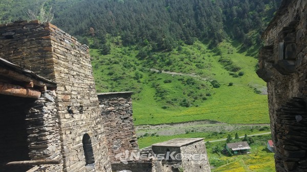 공중에서 화살과 화기로 공격하게 만들어진 루프홀 @뉴스코리아 박철호 특파원