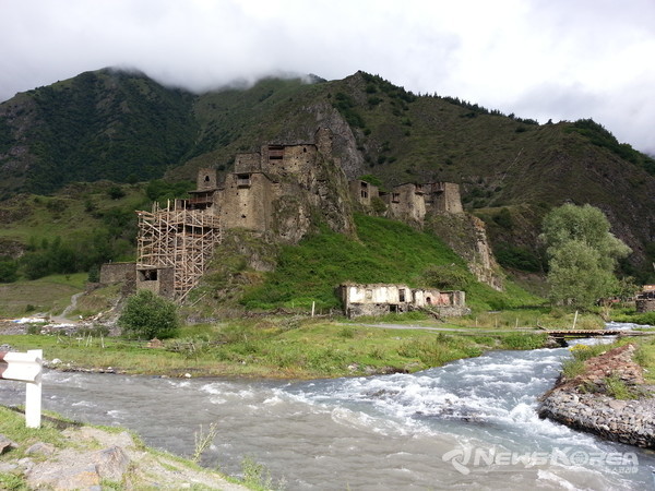 요새 앞으로는 흐르는 강을, 요새 뒤로는 산으로 둘러 쌓인 요새 전경 @뉴스코리아 박철호 특파원