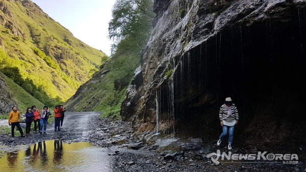 눈이 녹아서 흐르는 물로 도로가 훼손 되기도 하지만 이 또한 멋진 추억을 준다. @뉴스코리아 박철호 특파원