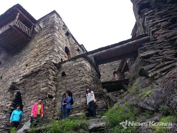 가파른 언덕위에 조성된 샤틸리 요새 @뉴스코리아 박철호 특파원