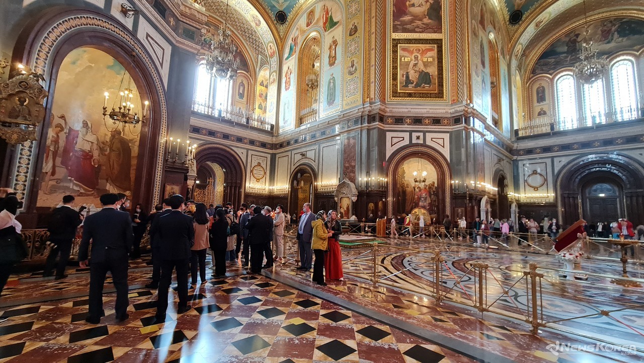 구세주사원 내부를 둘러보는 박병석 국회의장 일행 @뉴스코리아 안정현 특파원