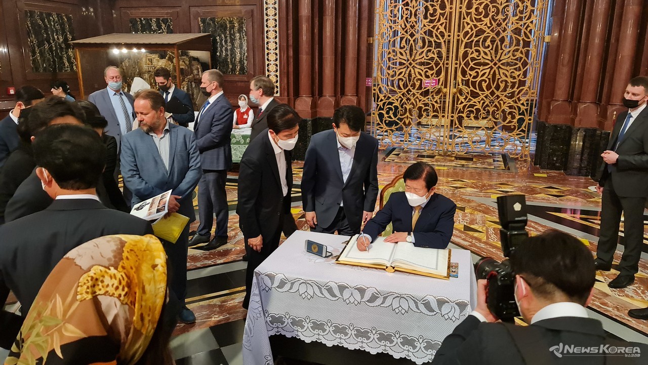 구세주사원에서 방명록을 작성 중인 박병석 국회의장 @뉴스코리아 안정현 특파원