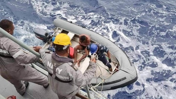 피지 당국에 의해 구조중인 탈출 선원 @뉴스코리아 안기종 특파원