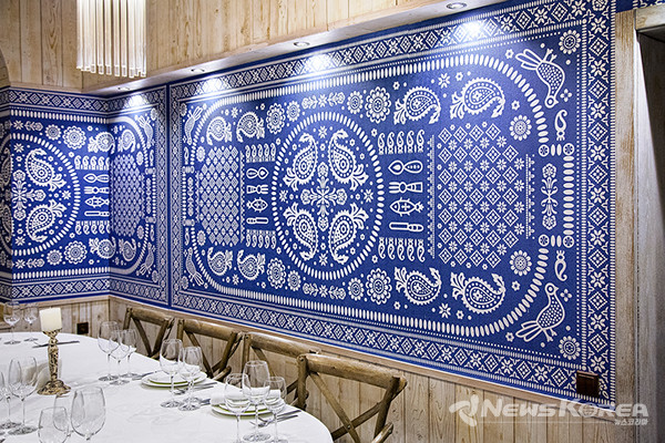 벽에 장식된 조지아 전통 문양이 들어간 수프라 (테이블보) @뉴스코리아 박철호 특파원