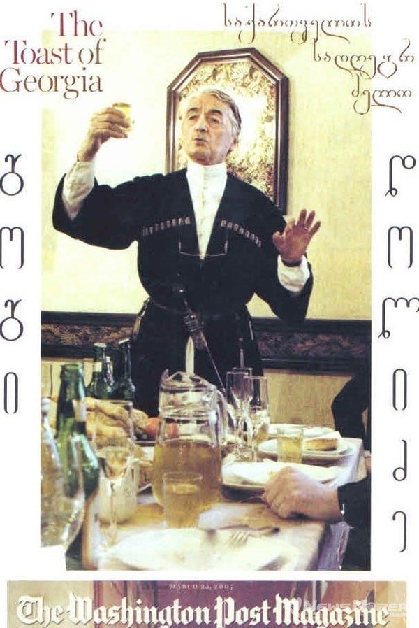 위싱턴 포스트 메거진에 소개된 조지아 최고의 타마다로 소개된  고기 돌리제, 중간에 물병 처럼 보이는 병이 화이트 와인을 담은 와인 병이다  @뉴스코리아 박철호 특파원