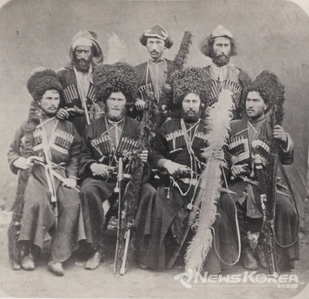 19세기 조지아 전통의상을 입은 조지아 전사들 @조지아 국립 박물관