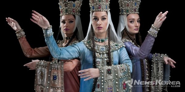 조지아 전통 의상을 입고 전통춤을 추는 조지아 여성들 @뉴스코리아 박철호 특파원