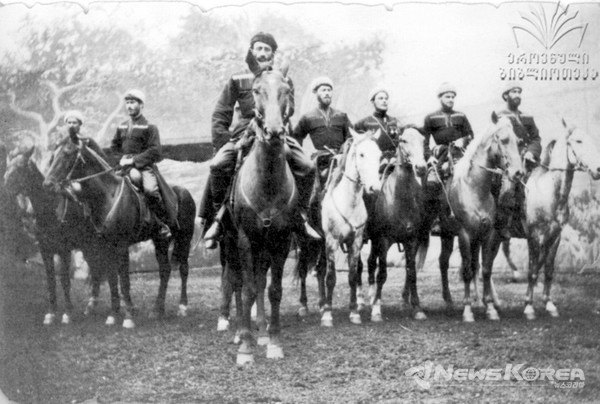 고기 돌리제가 있는 조지아 전통 의상 입은 사람들의 초기 모임 @초카스네비