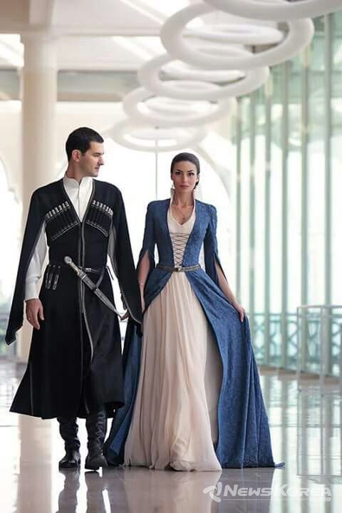 최근 판매 되는 약간의 현대식이 가미된 개량 남녀 의상 @뉴스코리아 박철호 특파원