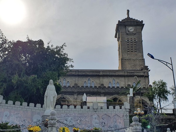 나트랑 대성당 입구의 모습 @뉴스코리아 이웅연 특파원