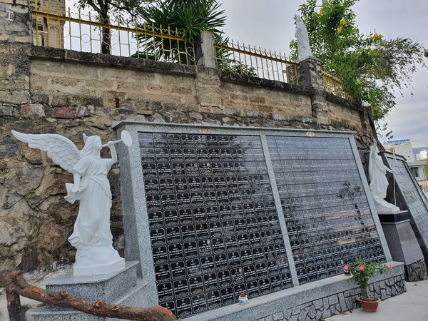 계단중간에 위치한 천사가 지켜주는 납골당  @뉴스코리아 이웅연 특파원 