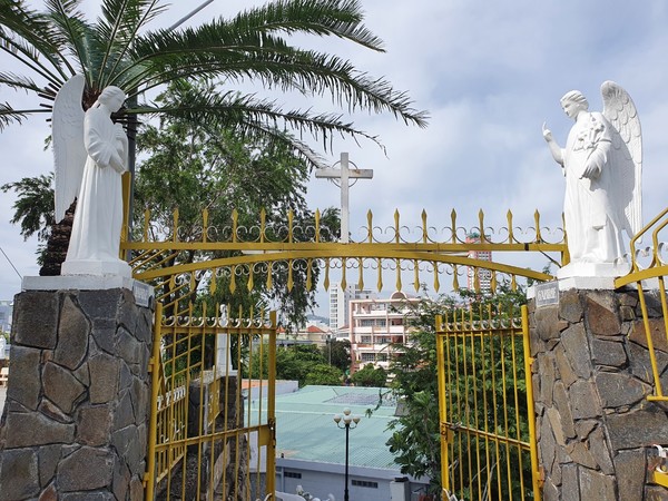 계단끝 천사문을 통과해야 성당앞에 도착한다. @뉴스코리아 이웅연 특파원 