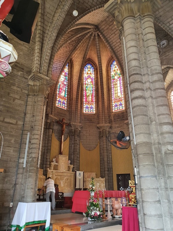 차가운 돌 성당 모습 사이에서 유난히 빛나는 스테인드 글라스 @뉴스코리아 이웅연 특파원 